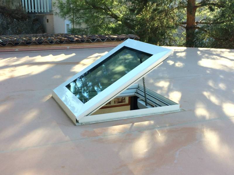 Fenêtre de toit en aluminium, fabriquée avec des profilés a rupture de pont thermique